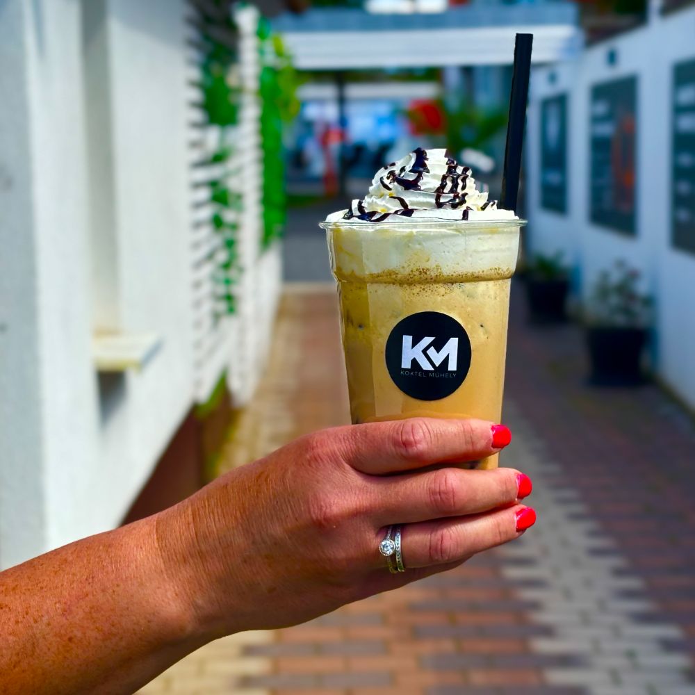 Latte art készítése barista tanfolyamon